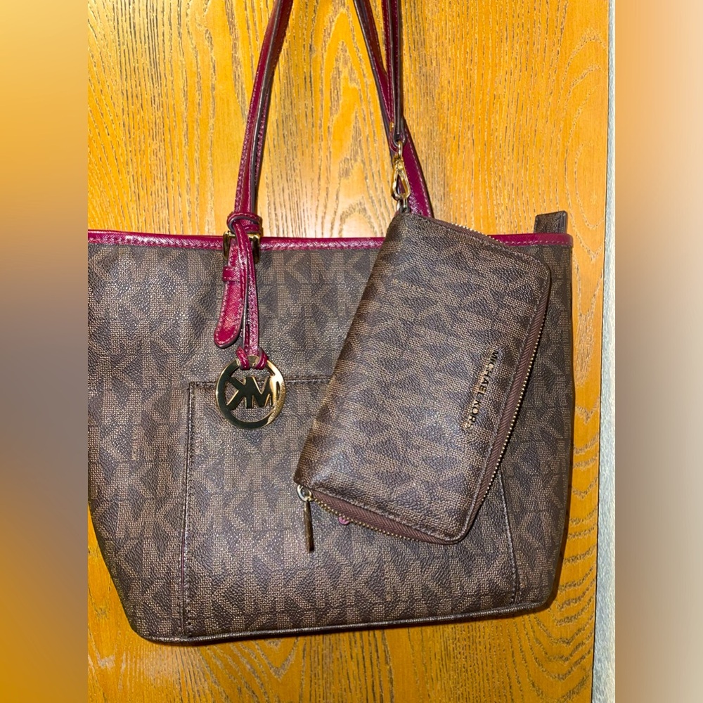 Michael Kors Brown Tote Bag with Signature Design and matching wallet - Picture 4 of 4